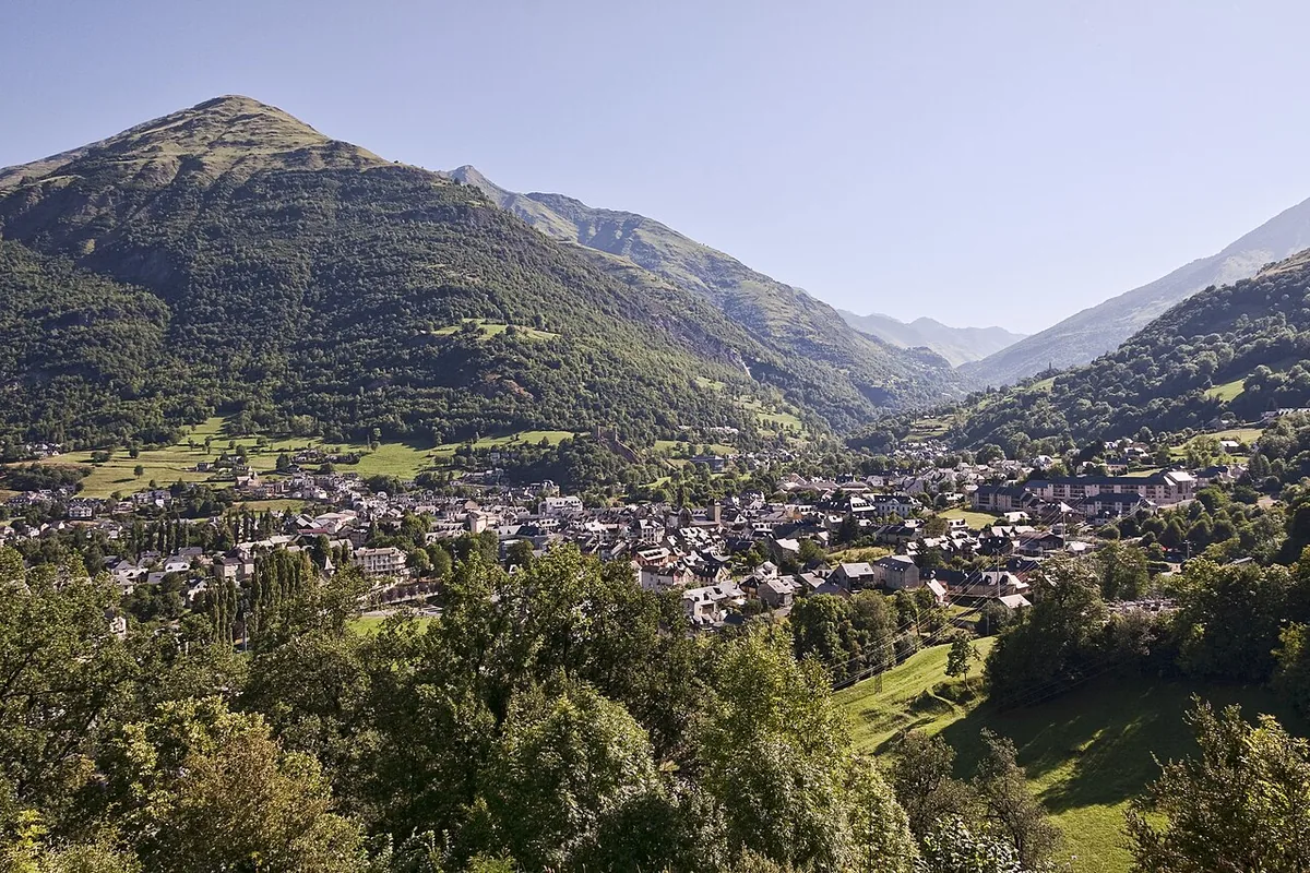 Luz St Sauveur, France. Photo : Jean-Christophe BENOIST (CC BY 3.0) ; redimensionnée et convertie en WebP.