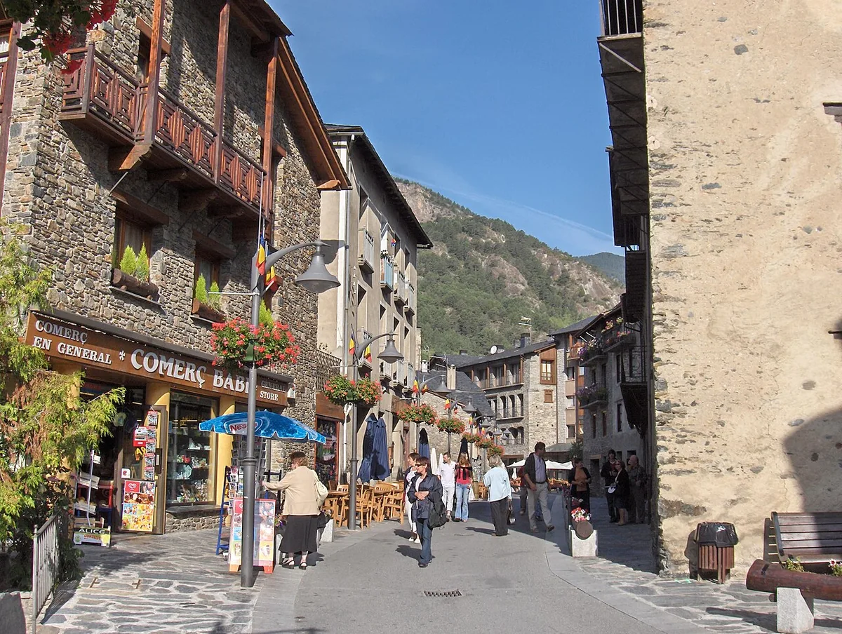 Ordino, Andorre. Photo : Matthew Ross (Public domain) ; redimensionnée et convertie en WebP.