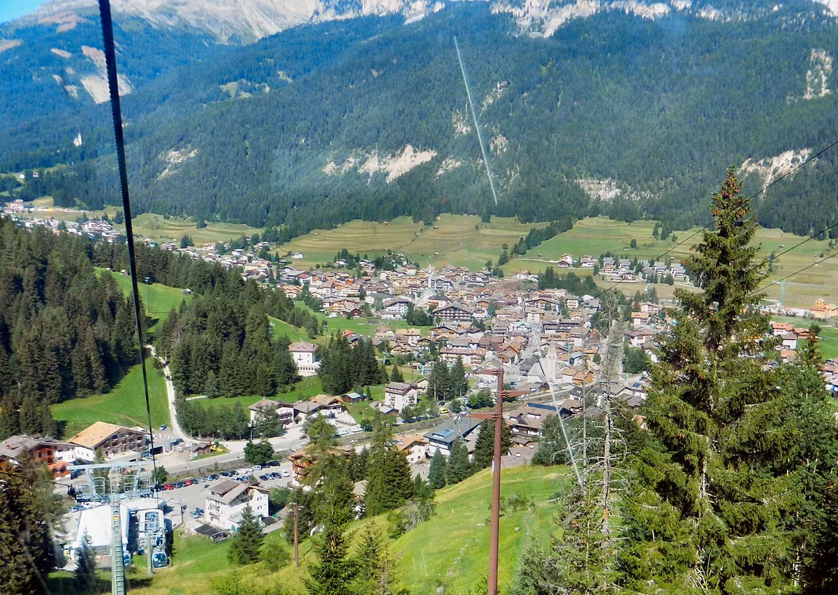 Pera di Fassa, Italie. Photo : Bbruno (CC BY-SA 3.0) ; redimensionnée et convertie en WebP.