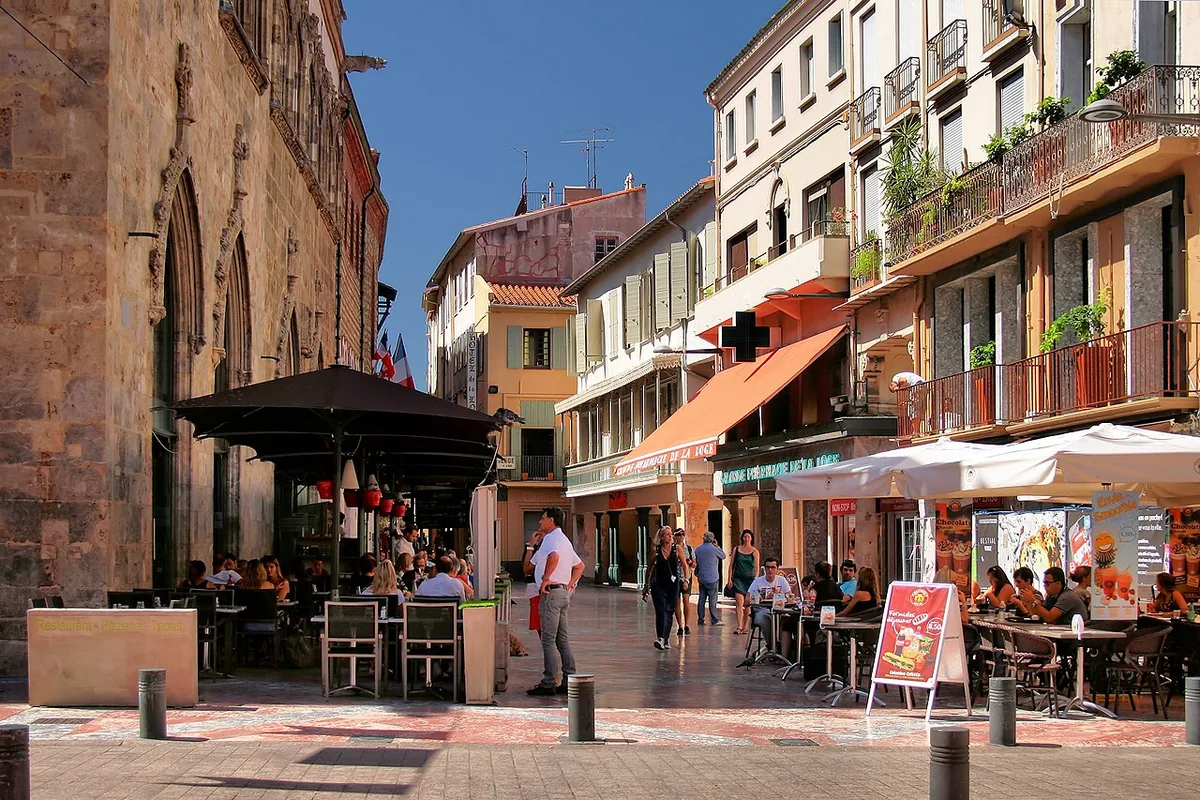Perpignan, France. Photo : Jorge Franganillo (CC BY 3.0) ; redimensionnée et convertie en WebP.