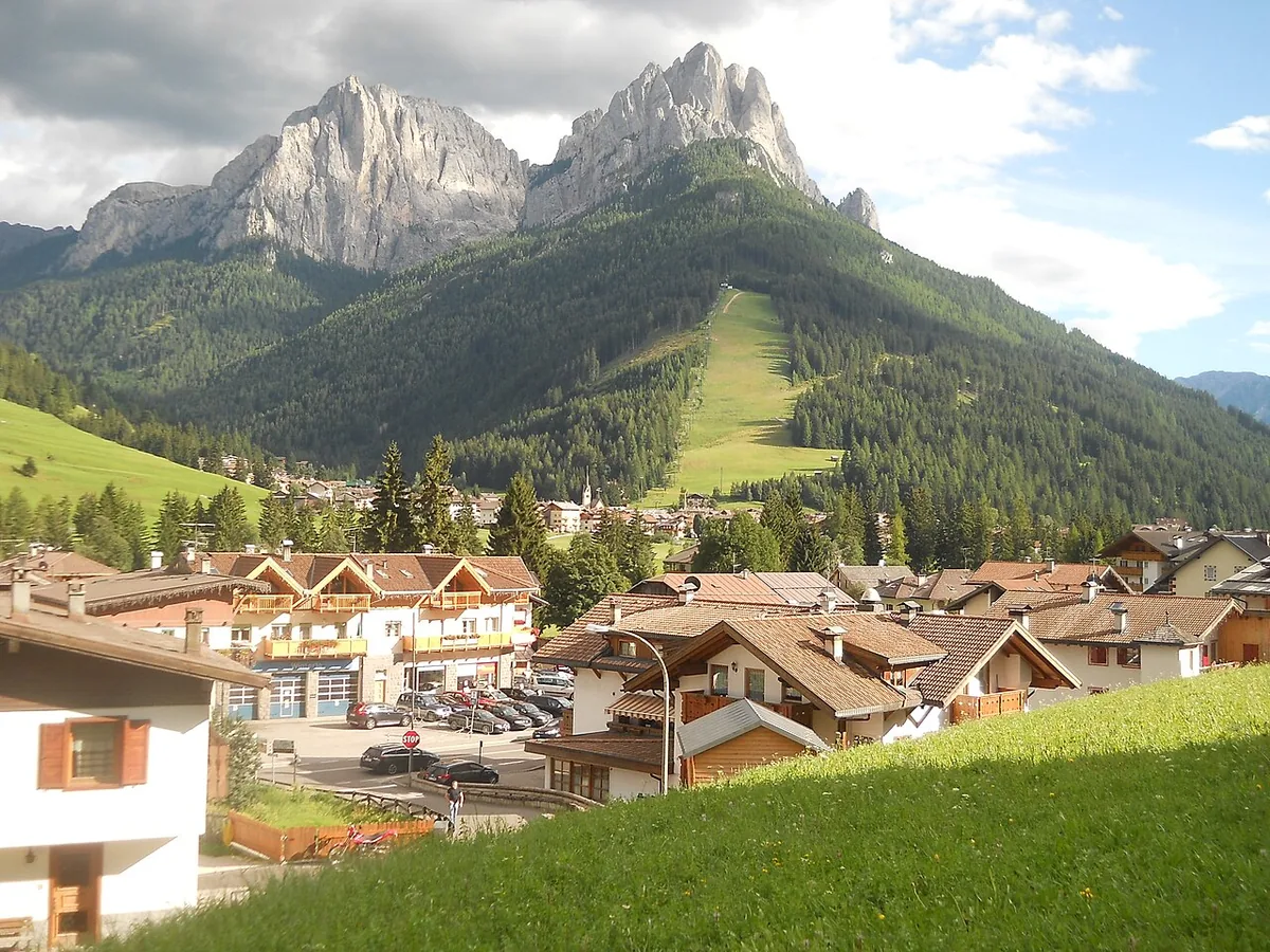 Pozza di Fassa, Italie. Photo : Adert (CC BY-SA 4.0) ; redimensionnée et convertie en WebP.