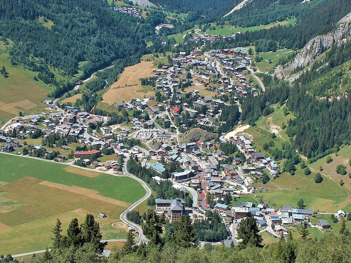Pralognan la Vanoise, France. Photo : Ibex73 (CC BY-SA 4.0) ; redimensionnée et convertie en WebP.