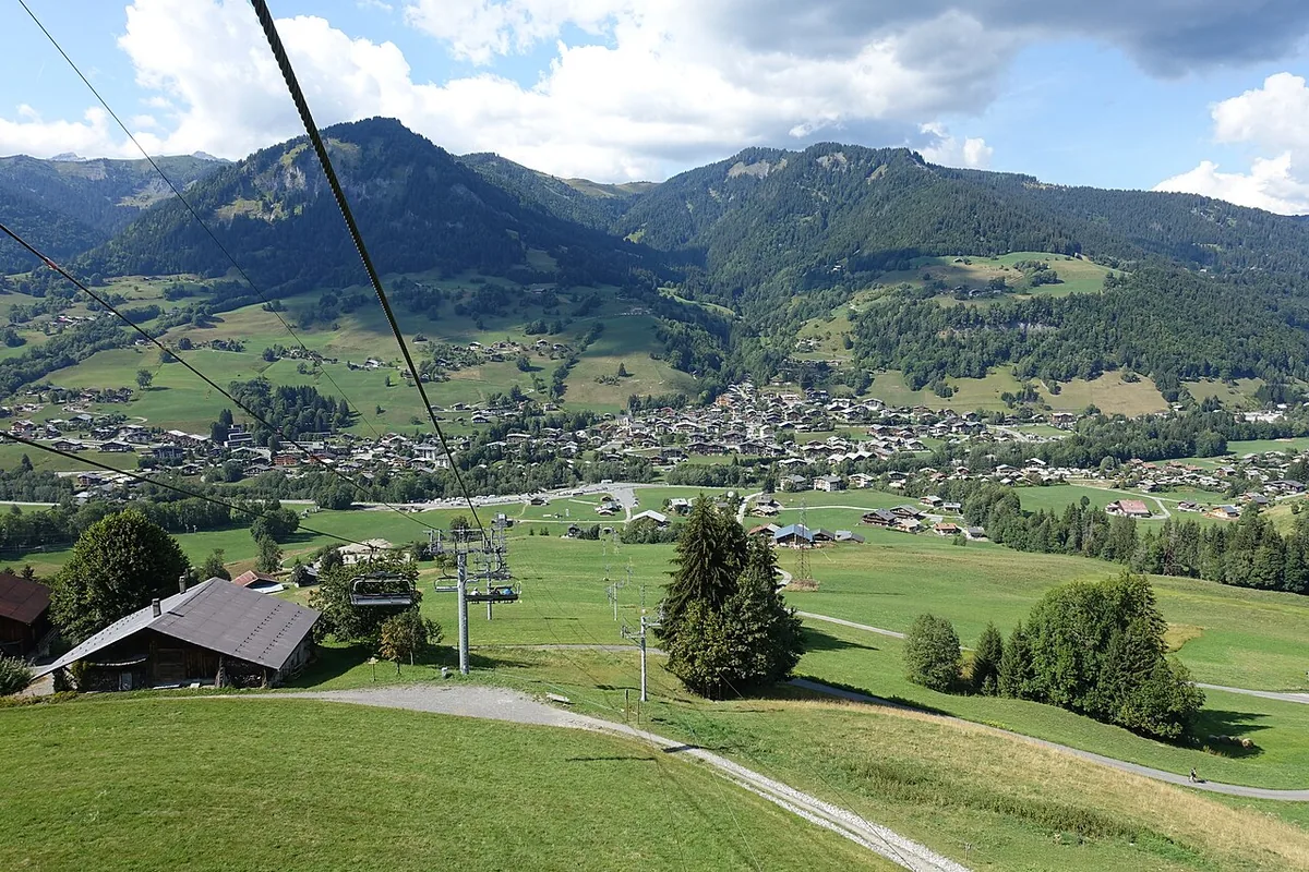 Praz sur Arly, France. Photo : Guilhem Vellut from Annecy, France (CC BY 2.0) ; redimensionnée et convertie en WebP.