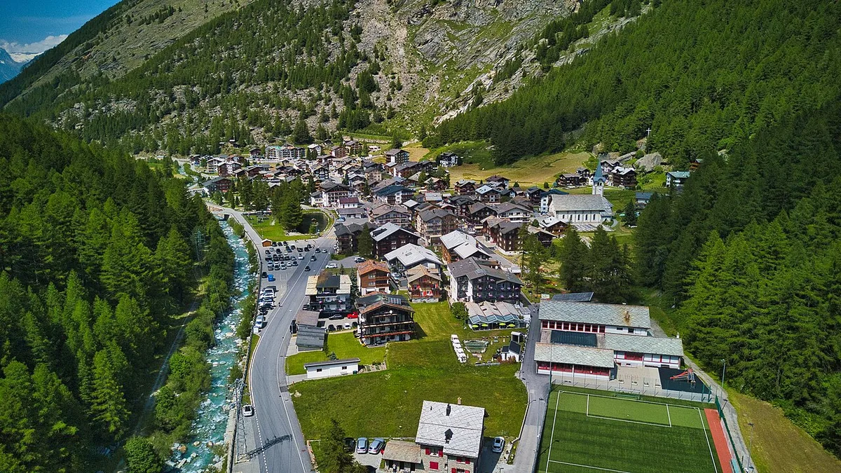 Saas Almagell, Suisse. Photo : Daniel Reust (CC BY-SA 4.0) ; redimensionnée et convertie en WebP.