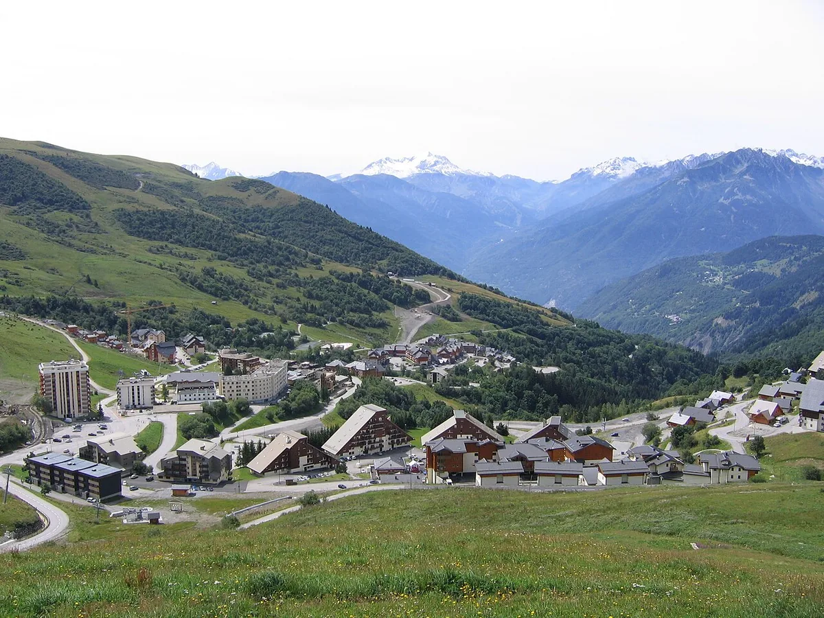 Saint François Longchamp, France. Photo : ~Pyb (CC BY-SA 3.0) ; redimensionnée et convertie en WebP.