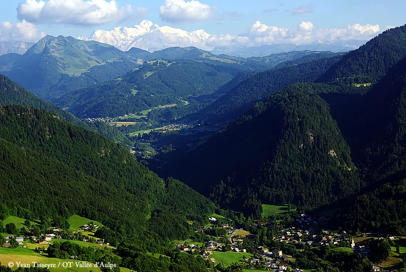 Saint Jean d'Aulps, France. Photo : Yvan Tisseyre / OT Vallée d'Aulps (CC BY-SA 3.0) ; redimensionnée et convertie en WebP.
