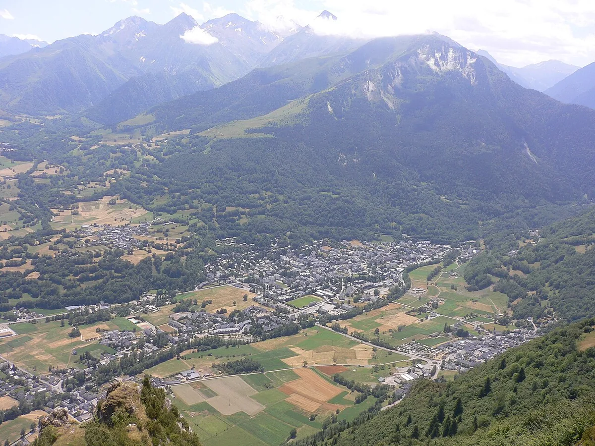 Saint-Lary-Soulan, France. Photo : Lanzonnet (Public domain) ; redimensionnée et convertie en WebP.