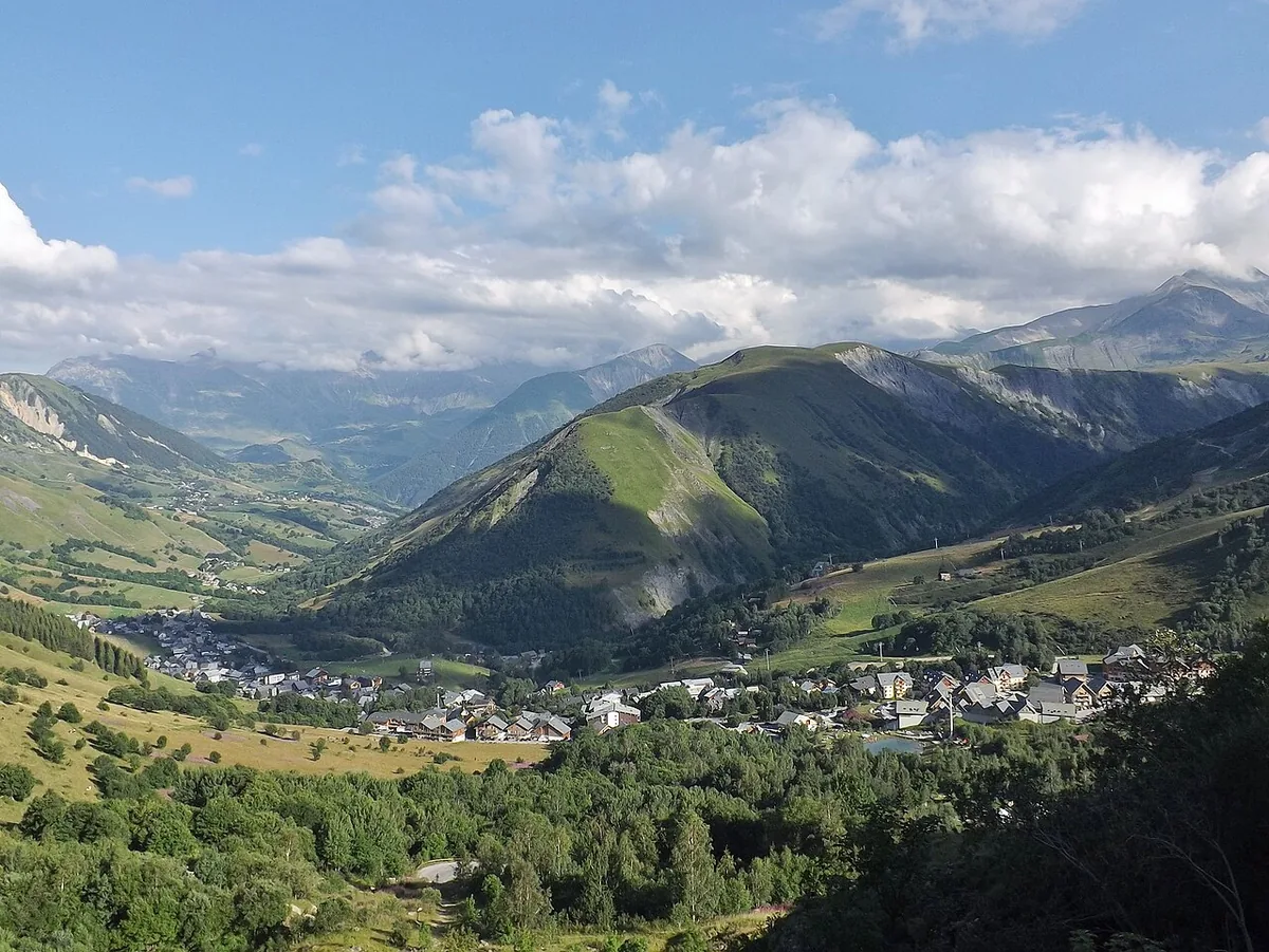 Saint Sorlin d'Arves, France. Photo : Florian Pépellin (CC BY-SA 3.0) ; redimensionnée et convertie en WebP.