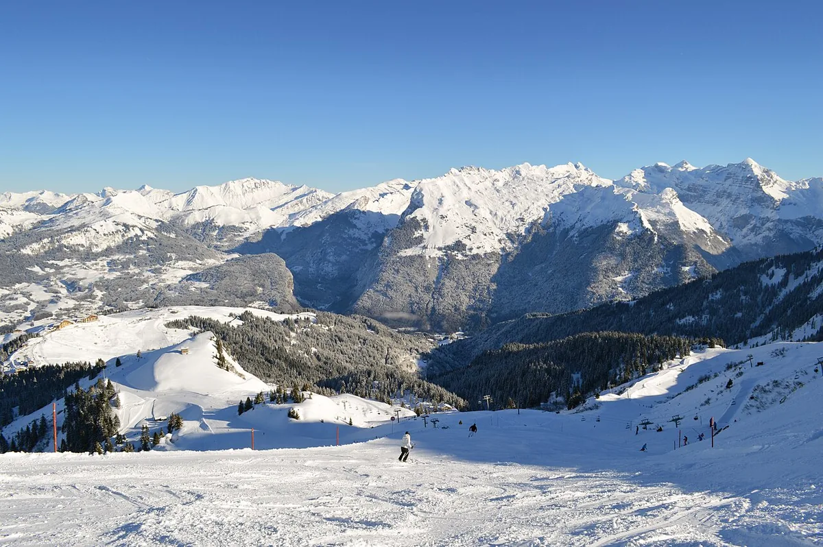 Samoëns, France. Photo : DimiTalen (CC0) ; redimensionnée et convertie en WebP.