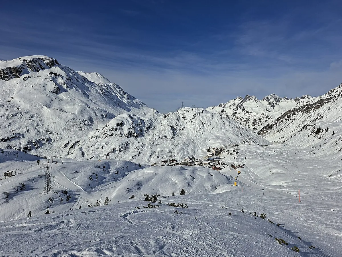 Sankt Christoph am Arlberg, Autriche. Photo : Ursman83 (CC BY-SA 4.0) ; redimensionnée et convertie en WebP.