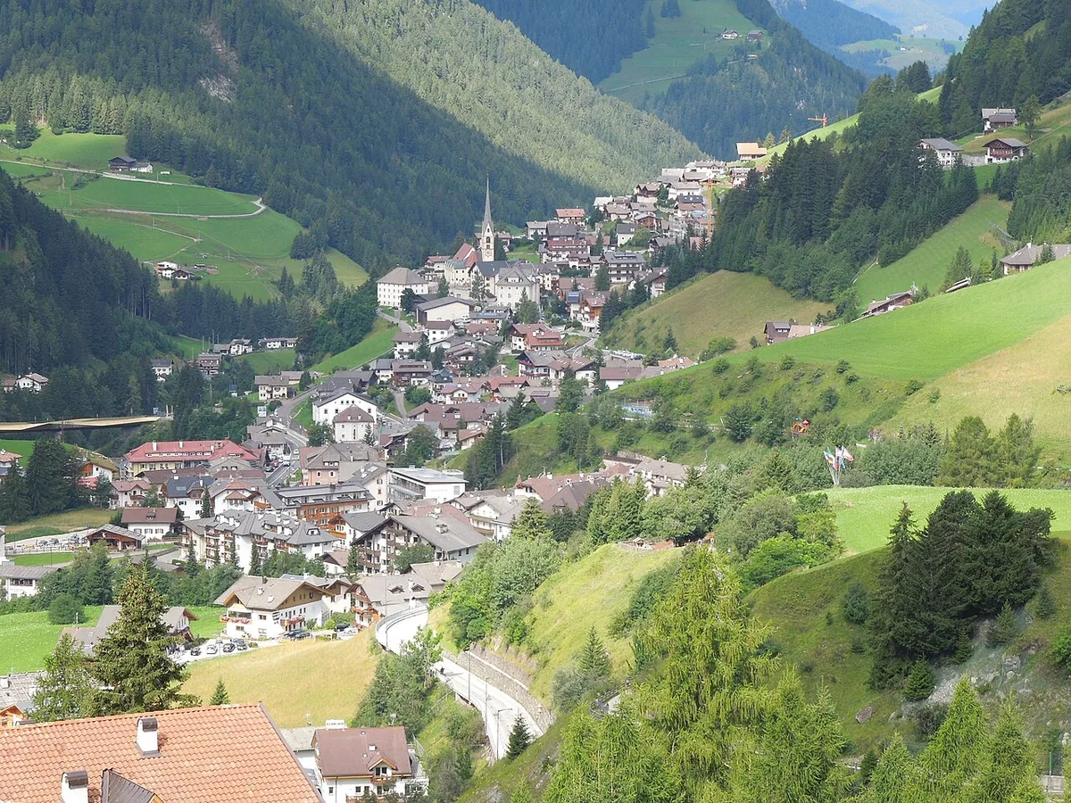 Santa Cristina Valgardena, Italie. Photo : Fede13052002 (CC BY-SA 4.0) ; redimensionnée et convertie en WebP.
