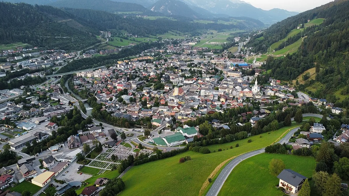 Schladming, Autriche. Photo : Guessitsavis (CC BY-SA 4.0) ; redimensionnée et convertie en WebP.