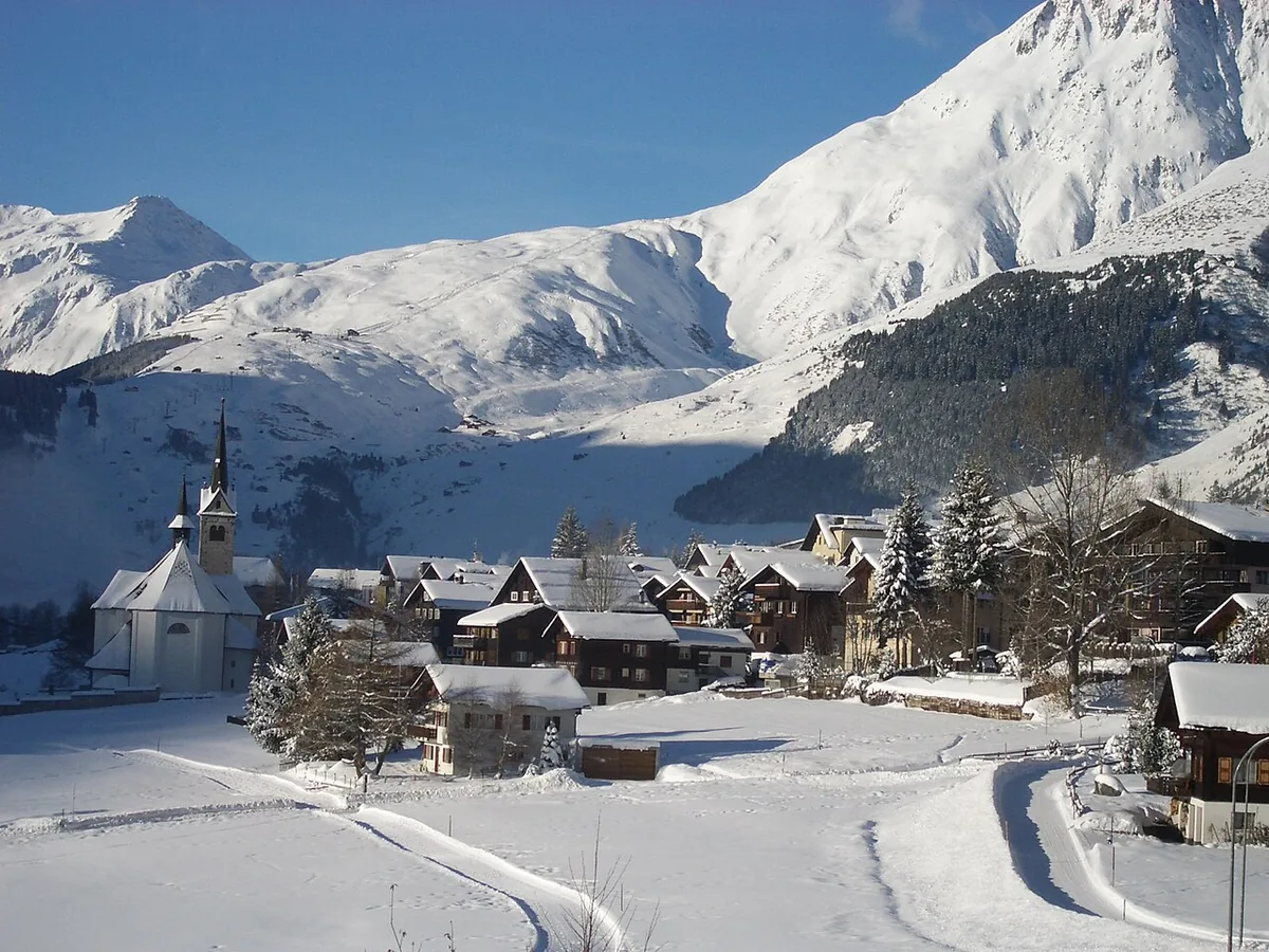 Sedrun, Suisse. Photo : No machine-readable author provided. Paebi assumed (based on copyright claims). (CC BY-SA 3.0) ; redimensionnée et convertie en WebP.