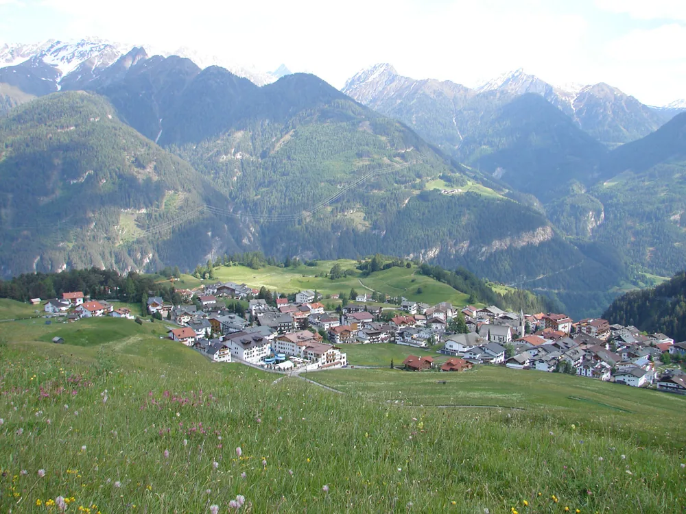 Serfaus, Autriche. Photo : Shredd0r at German Wikipedia ( Original text: Dominik Ivic ) (CC BY-SA 3.0) ; redimensionnée et convertie en WebP.
