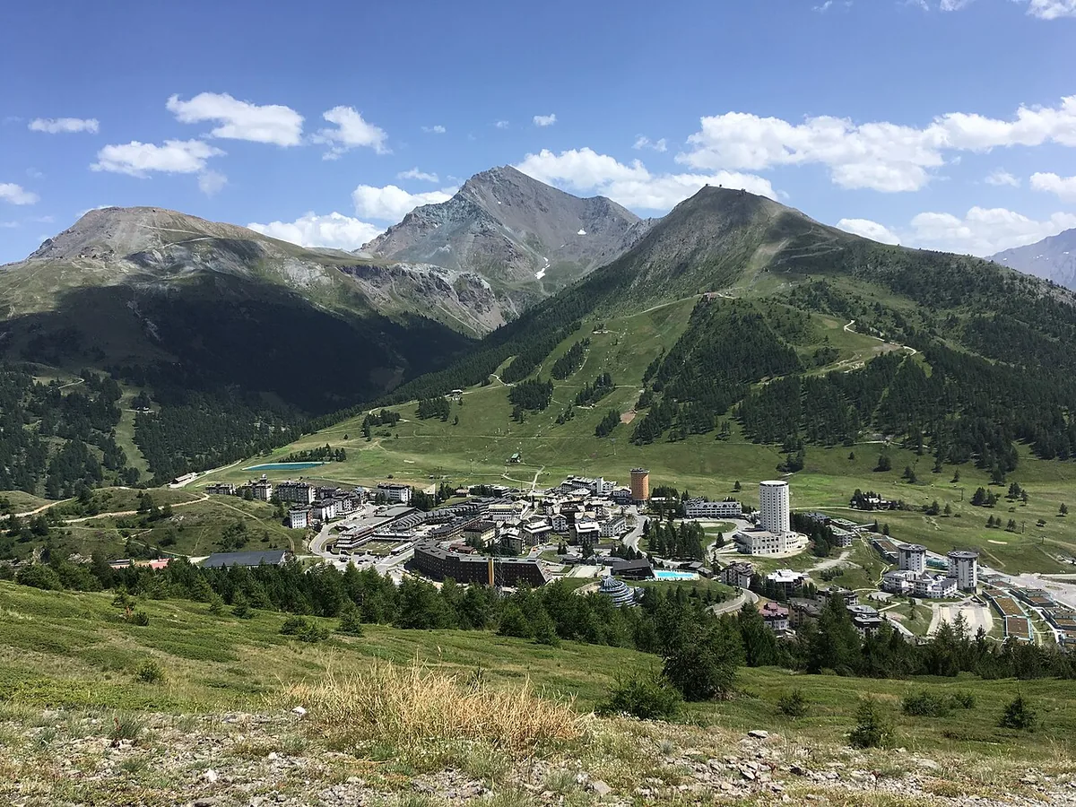 Sestrière, Italie. Photo : Lucas130999 (CC BY-SA 4.0) ; redimensionnée et convertie en WebP.