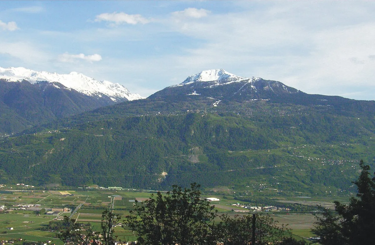 Siviez, Suisse. Photo : Lysippos (CC BY-SA 3.0) ; redimensionnée et convertie en WebP.