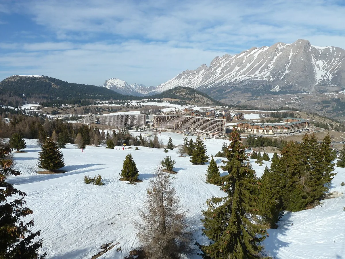 Superdévoluy, France. Photo : Gonioul (CC BY-SA 3.0) ; redimensionnée et convertie en WebP.