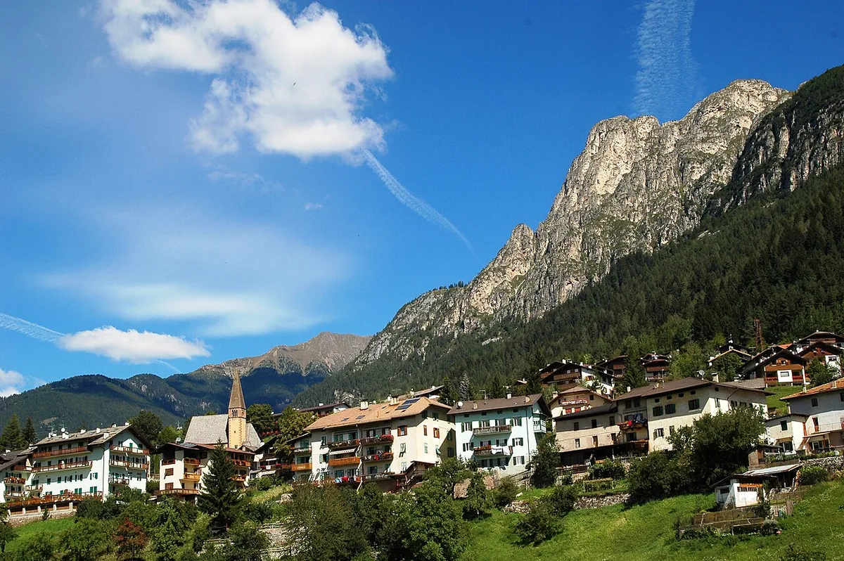 Tesero, Italie. Photo : Varus111 (CC BY 3.0) ; redimensionnée et convertie en WebP.