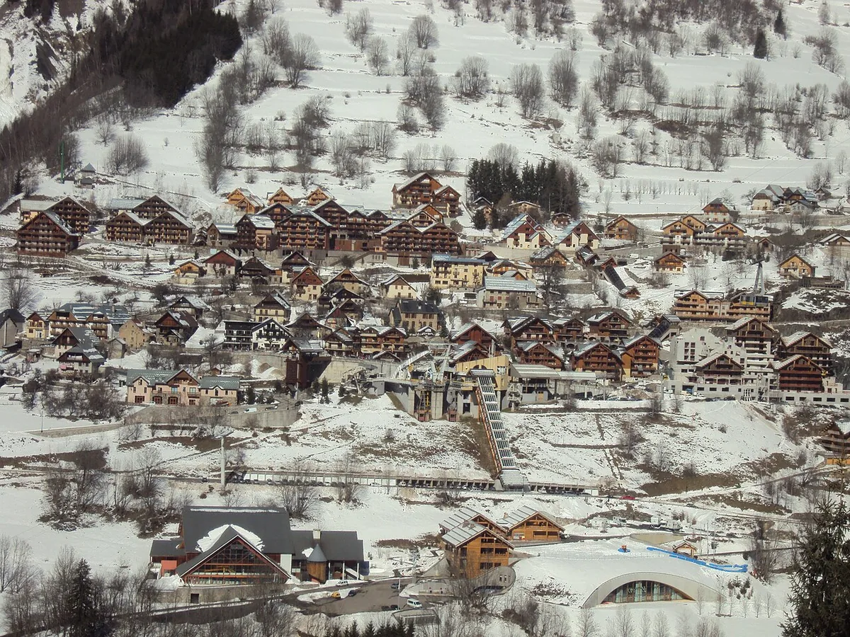 Vaujany, France. Photo : Akiry (CC BY-SA 3.0) ; redimensionnée et convertie en WebP.