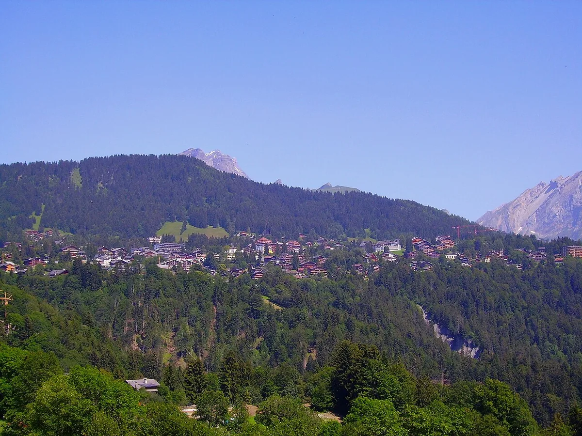 Villars-sur-Ollon, Suisse. Photo : Bledard92 (CC BY-SA 3.0) ; redimensionnée et convertie en WebP.