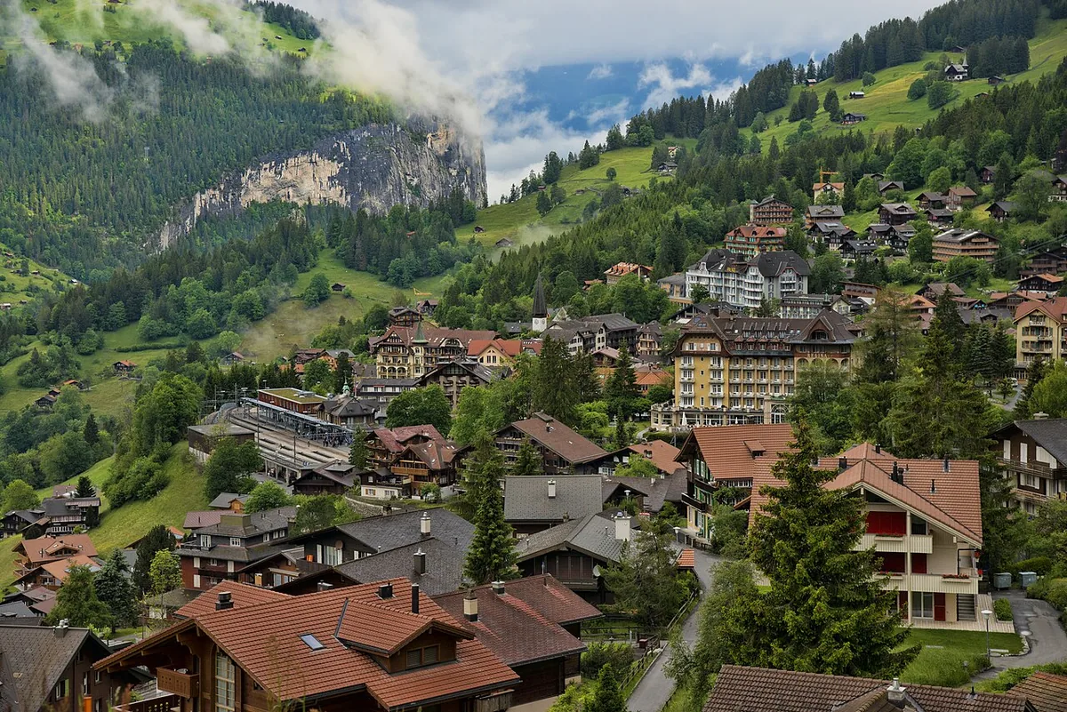 Wengen, Suisse. Photo : chensiyuan (CC BY-SA 4.0) ; redimensionnée et convertie en WebP.