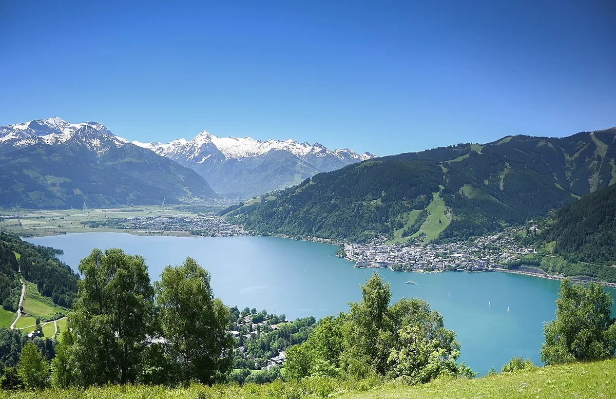 Zell am See, Autriche. Photo : Bestzeller (Public domain) ; redimensionnée et convertie en WebP.