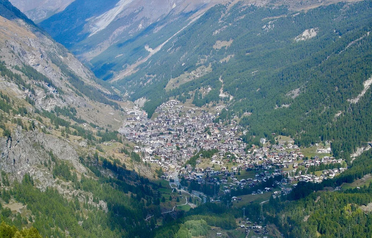 Zermatt, Suisse. Photo : Jérémy Toma (CC BY-SA 4.0) ; redimensionnée et convertie en WebP.