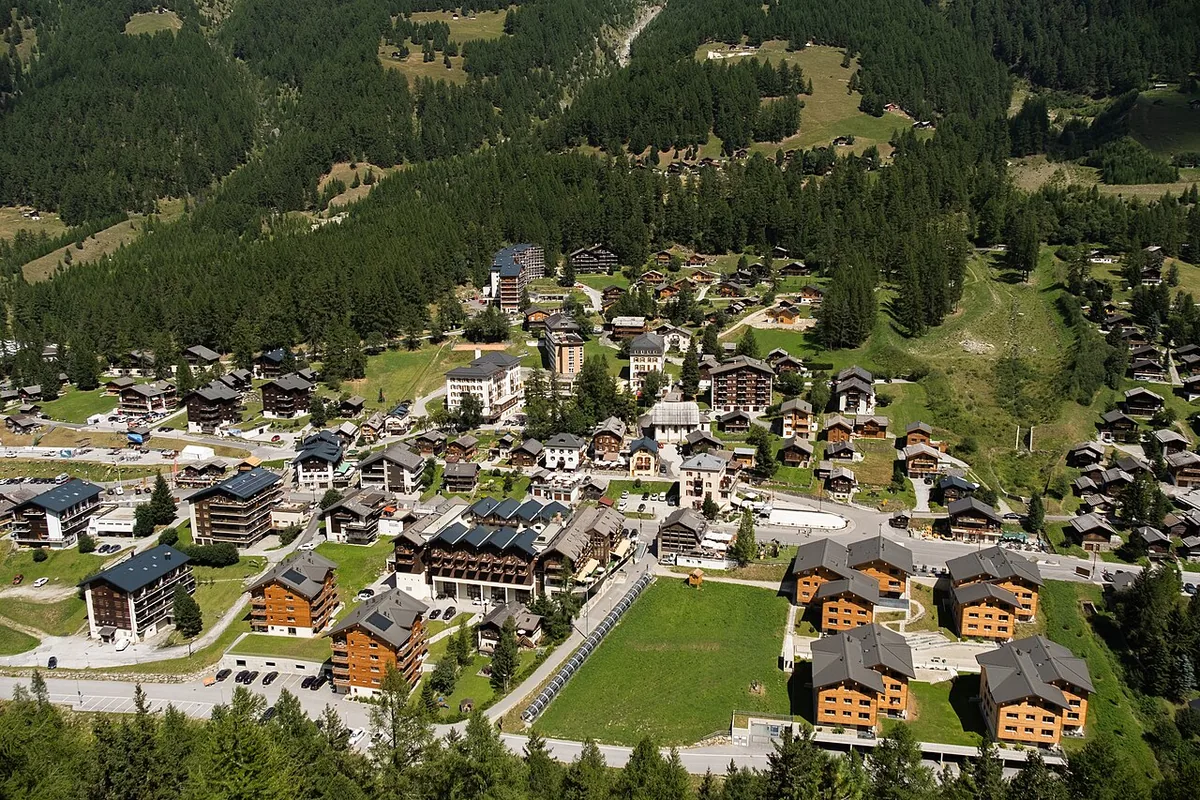 Zinal, Suisse. Photo : Christian David (CC BY-SA 4.0) ; redimensionnée et convertie en WebP.
